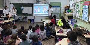 Alumnos de Higiene Bucodental en el CEIP Max Aub